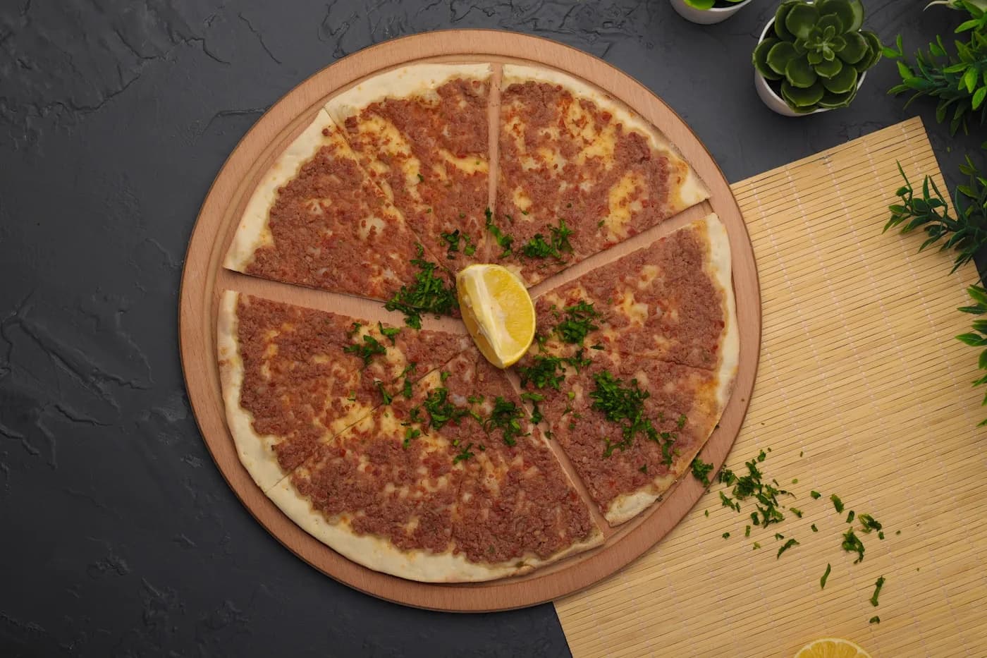 Türkische Hackfleischpizza